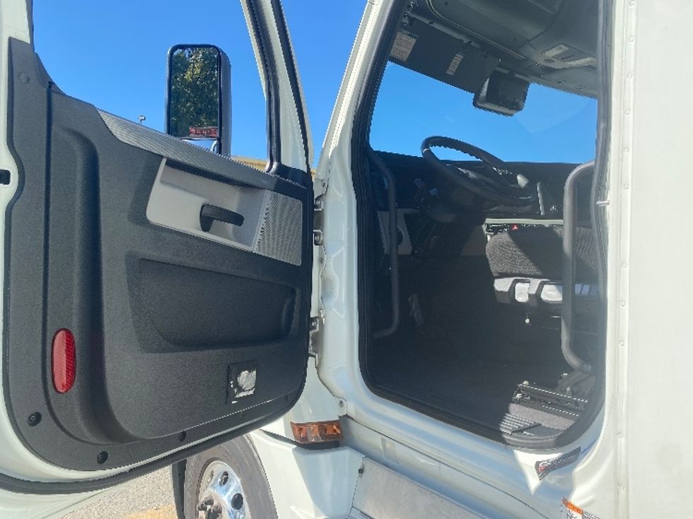 Sleeper Tractor-Heavy Duty Tractors-Freightliner-2021-T12664ST-Concord-NC-612,418\n\t\tmiles-$ 55,500 - Image 9