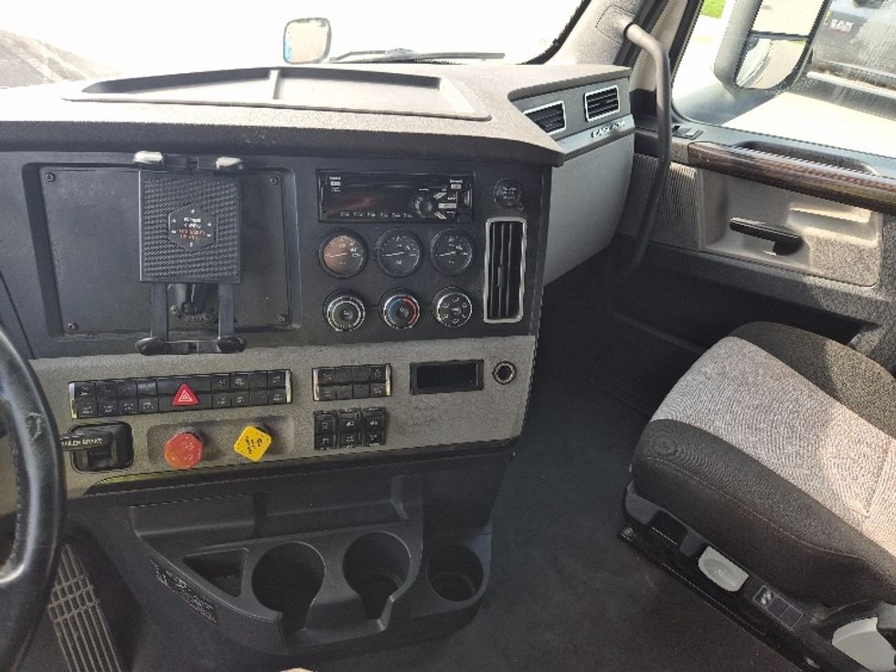 Sleeper Tractor-Heavy Duty Tractors-Freightliner-2021-T12664ST-Concord-ON-1,161,784\n\t\tkm-$ 64,250 - Image 12