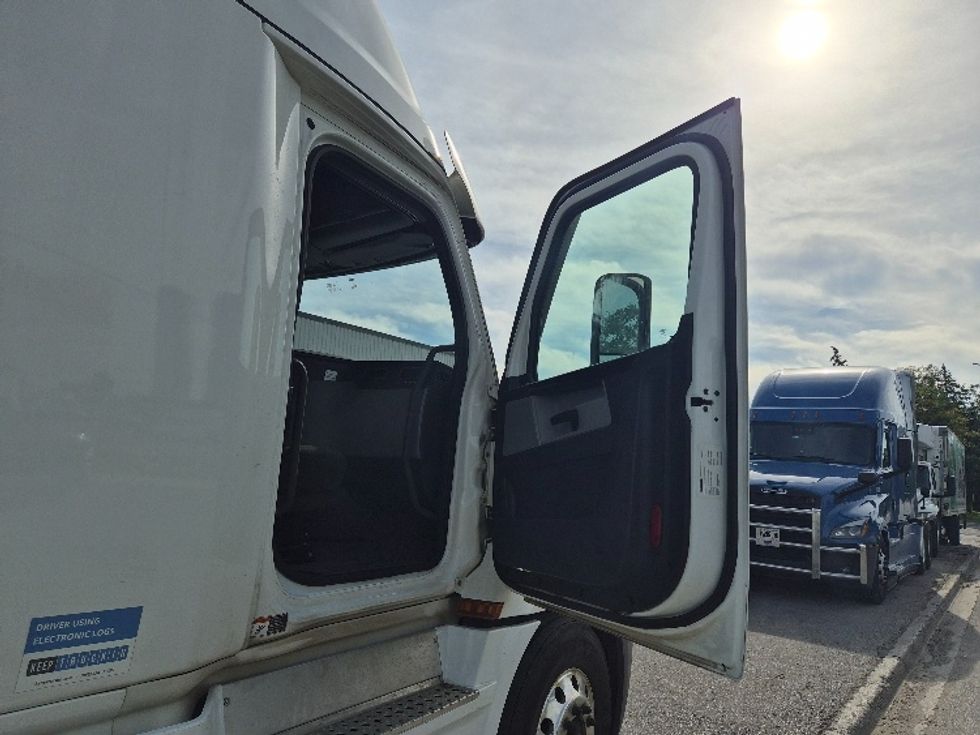 Sleeper Tractor-Heavy Duty Tractors-Freightliner-2021-T12664ST-Concord-ON-1,161,784\n\t\tkm-$ 64,250 - Image 13