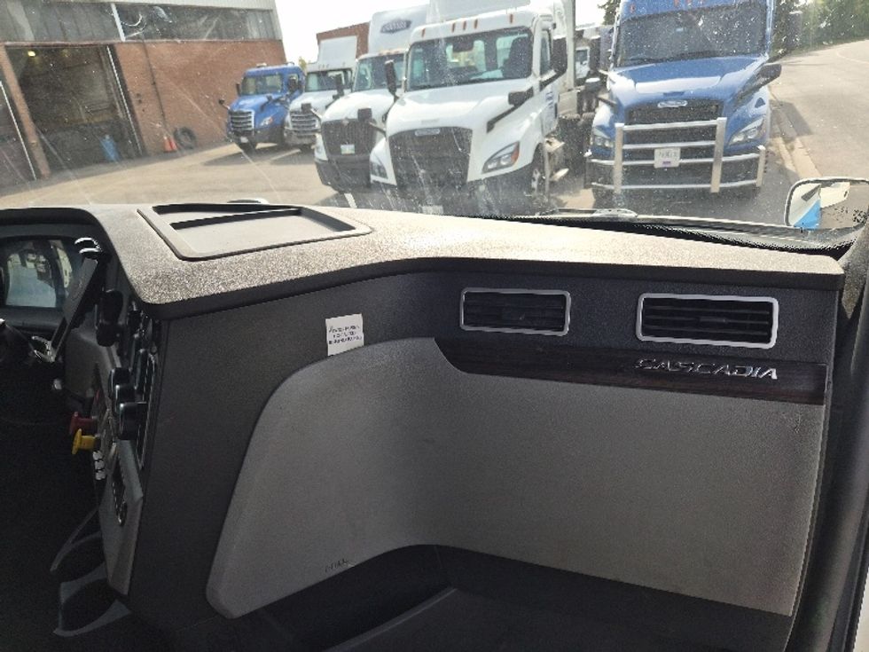 Sleeper Tractor-Heavy Duty Tractors-Freightliner-2021-T12664ST-Concord-ON-1,161,784\n\t\tkm-$ 64,250 - Image 14