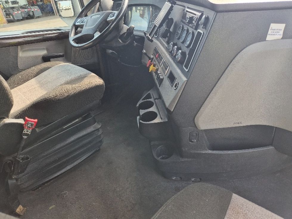 Sleeper Tractor-Heavy Duty Tractors-Freightliner-2021-T12664ST-Concord-ON-1,161,784\n\t\tkm-$ 64,250 - Image 15