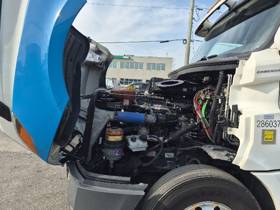 Sleeper Tractor-Heavy Duty Tractors-Freightliner-2021-T12664ST-Concord-ON-1,161,784\n\t\tkm-$ 64,250 - Image 21