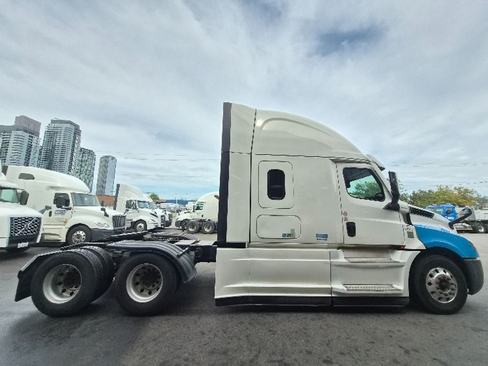 Sleeper Tractor-Heavy Duty Tractors-Freightliner-2021-T12664ST-Concord-ON-1,161,784\n\t\tkm-$ 64,250 - Image 8