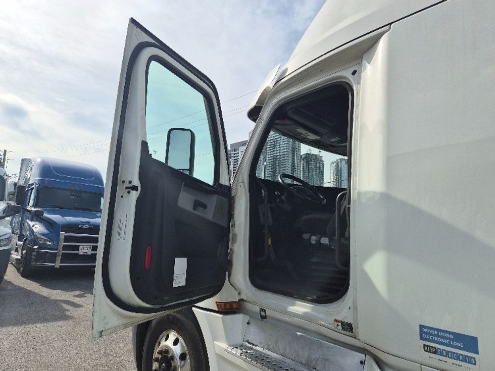 Sleeper Tractor-Heavy Duty Tractors-Freightliner-2021-T12664ST-Concord-ON-1,161,784\n\t\tkm-$ 64,250 - Image 9