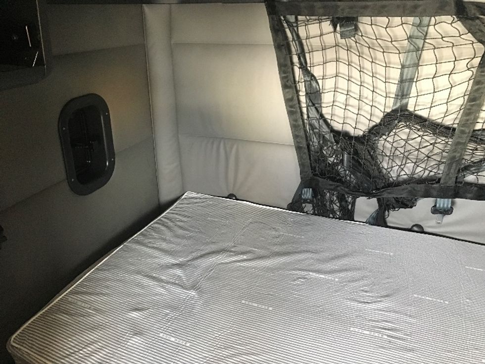 Sleeper Tractor-Heavy Duty Tractors-Freightliner-2021-T12664ST-Conover-NC-641,042\n\t\tmiles-$ 51,500 - Image 16