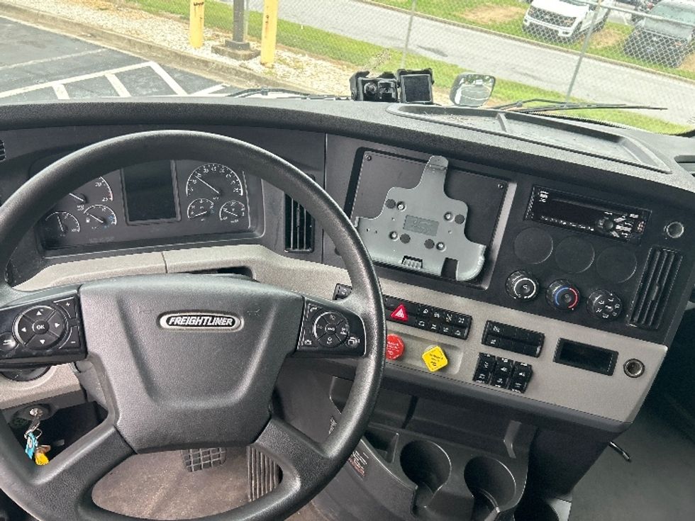 Sleeper Tractor-Heavy Duty Tractors-Freightliner-2021-T12664ST-Conyers-GA-466,583\n\t\tmiles-$ 71,500 - Image 11