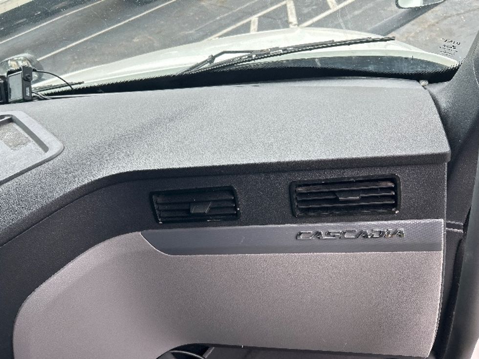 Sleeper Tractor-Heavy Duty Tractors-Freightliner-2021-T12664ST-Conyers-GA-466,583\n\t\tmiles-$ 71,500 - Image 14