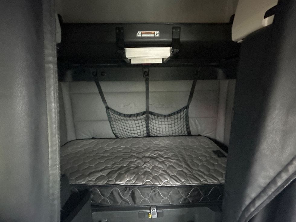 Sleeper Tractor-Heavy Duty Tractors-Freightliner-2021-T12664ST-Conyers-GA-466,583\n\t\tmiles-$ 71,500 - Image 16