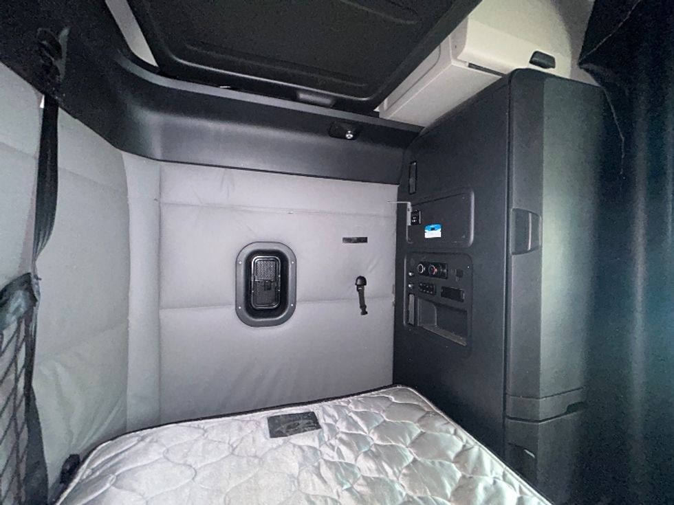 Sleeper Tractor-Heavy Duty Tractors-Freightliner-2021-T12664ST-Conyers-GA-466,583\n\t\tmiles-$ 71,500 - Image 18