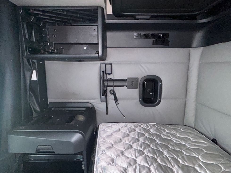 Sleeper Tractor-Heavy Duty Tractors-Freightliner-2021-T12664ST-Conyers-GA-466,583\n\t\tmiles-$ 71,500 - Image 19