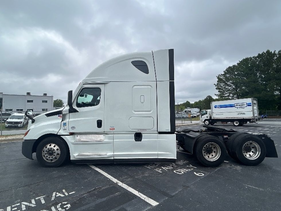 Sleeper Tractor-Heavy Duty Tractors-Freightliner-2021-T12664ST-Conyers-GA-466,583\n\t\tmiles-$ 71,500 - Image 4