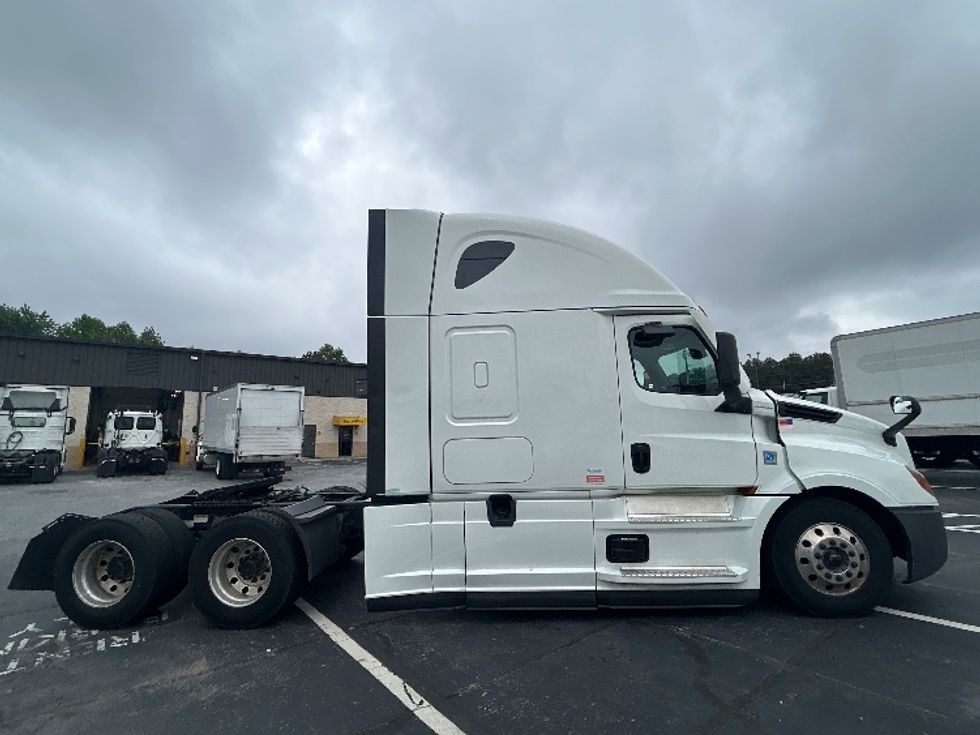 Sleeper Tractor-Heavy Duty Tractors-Freightliner-2021-T12664ST-Conyers-GA-466,583\n\t\tmiles-$ 71,500 - Image 8