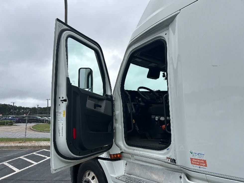 Sleeper Tractor-Heavy Duty Tractors-Freightliner-2021-T12664ST-Conyers-GA-466,583\n\t\tmiles-$ 71,500 - Image 9