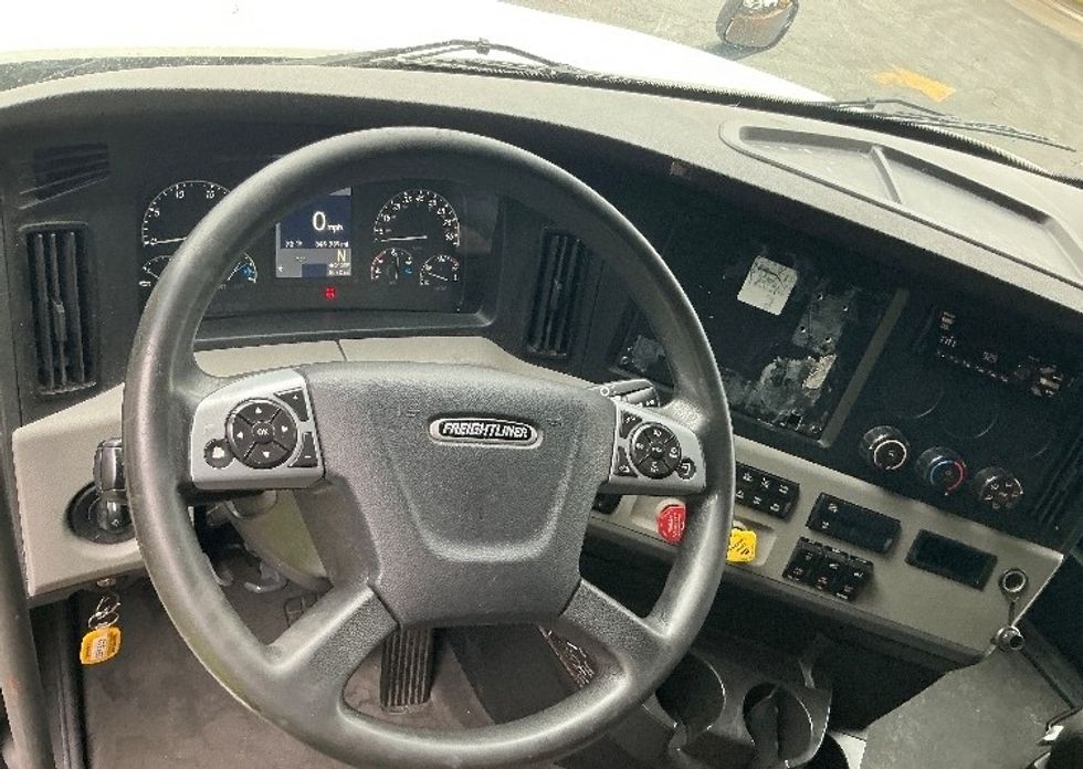 Sleeper Tractor-Heavy Duty Tractors-Freightliner-2021-T12664ST-Conyers-GA-550,584\n\t\tmiles-$ 60,750 - Image 11