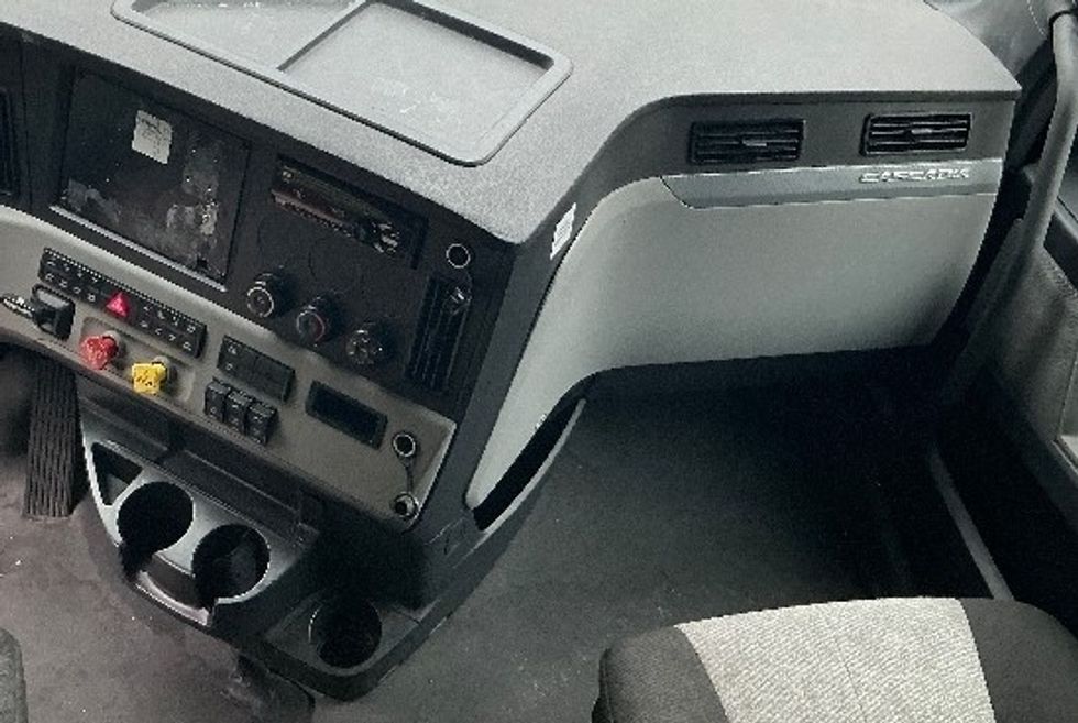 Sleeper Tractor-Heavy Duty Tractors-Freightliner-2021-T12664ST-Conyers-GA-550,584\n\t\tmiles-$ 60,750 - Image 12