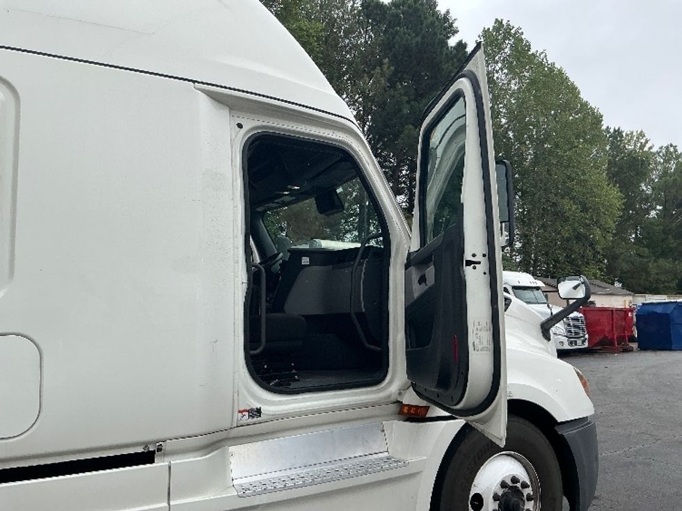 Sleeper Tractor-Heavy Duty Tractors-Freightliner-2021-T12664ST-Conyers-GA-550,584\n\t\tmiles-$ 60,750 - Image 13