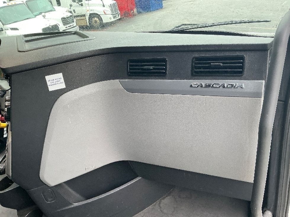 Sleeper Tractor-Heavy Duty Tractors-Freightliner-2021-T12664ST-Conyers-GA-550,584\n\t\tmiles-$ 60,750 - Image 14