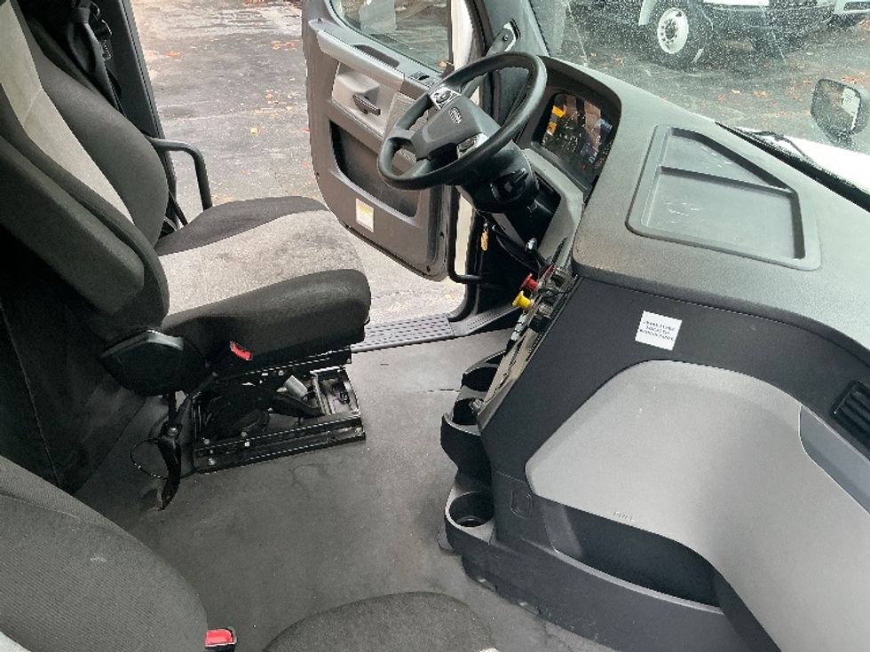 Sleeper Tractor-Heavy Duty Tractors-Freightliner-2021-T12664ST-Conyers-GA-550,584\n\t\tmiles-$ 60,750 - Image 15