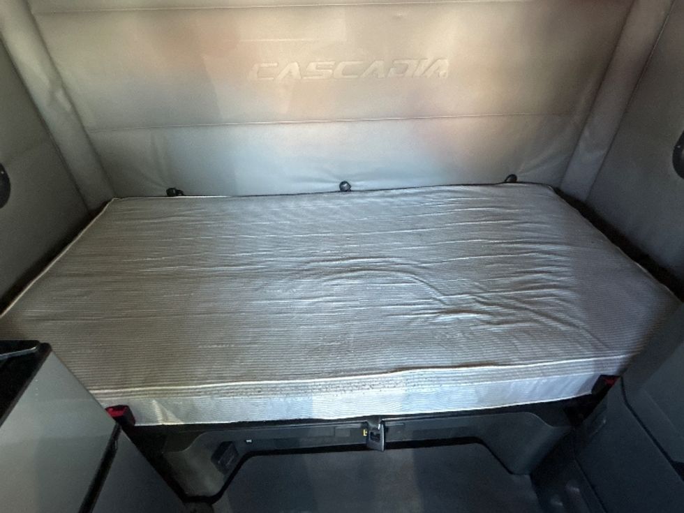 Sleeper Tractor-Heavy Duty Tractors-Freightliner-2021-T12664ST-Conyers-GA-550,584\n\t\tmiles-$ 60,750 - Image 17