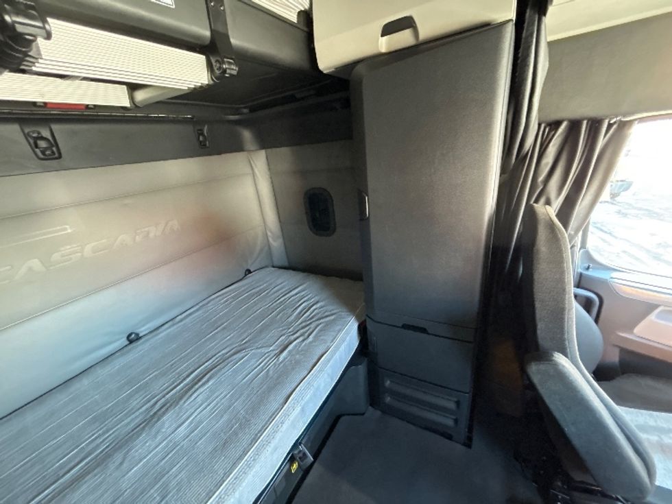 Sleeper Tractor-Heavy Duty Tractors-Freightliner-2021-T12664ST-Conyers-GA-550,584\n\t\tmiles-$ 60,750 - Image 18