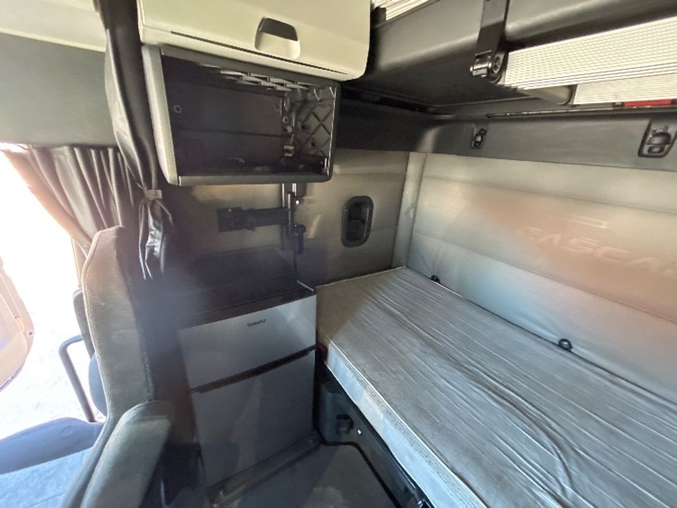 Sleeper Tractor-Heavy Duty Tractors-Freightliner-2021-T12664ST-Conyers-GA-550,584\n\t\tmiles-$ 60,750 - Image 19