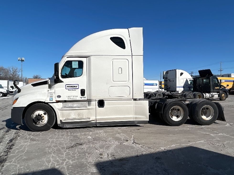 Sleeper Tractor-Heavy Duty Tractors-Freightliner-2021-T12664ST-Conyers-GA-550,584\n\t\tmiles-$ 60,750 - Image 4