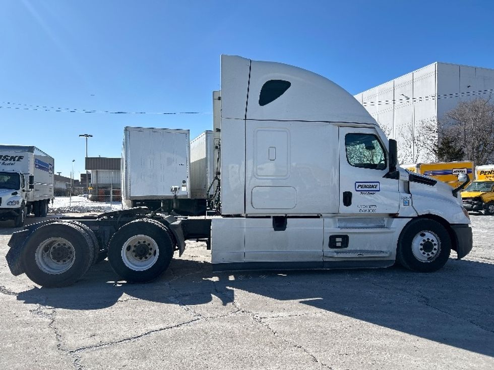Sleeper Tractor-Heavy Duty Tractors-Freightliner-2021-T12664ST-Conyers-GA-550,584\n\t\tmiles-$ 60,750 - Image 8