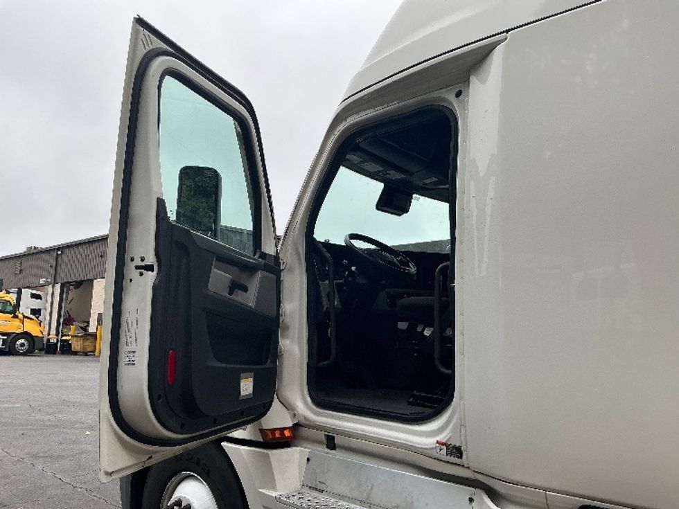 Sleeper Tractor-Heavy Duty Tractors-Freightliner-2021-T12664ST-Conyers-GA-550,584\n\t\tmiles-$ 60,750 - Image 9