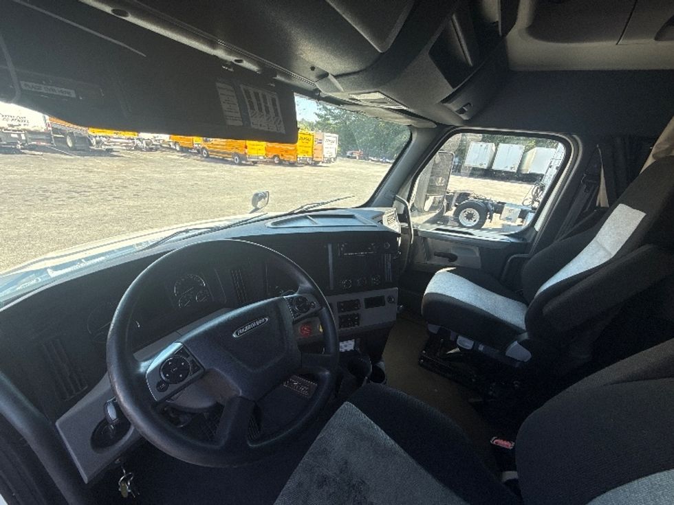 Sleeper Tractor-Heavy Duty Tractors-Freightliner-2021-T12664ST-Conyers-GA-750,165\n\t\tmiles-$ 45,750 - Image 10