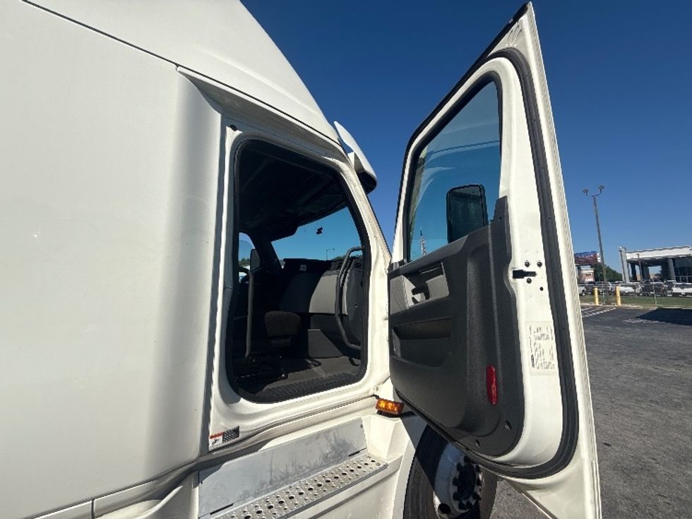 Sleeper Tractor-Heavy Duty Tractors-Freightliner-2021-T12664ST-Conyers-GA-750,165\n\t\tmiles-$ 45,750 - Image 13