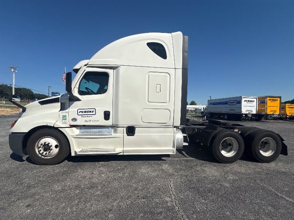 Sleeper Tractor-Heavy Duty Tractors-Freightliner-2021-T12664ST-Conyers-GA-750,165\n\t\tmiles-$ 45,750 - Image 4