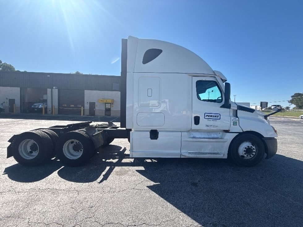Sleeper Tractor-Heavy Duty Tractors-Freightliner-2021-T12664ST-Conyers-GA-750,165\n\t\tmiles-$ 45,750 - Image 8