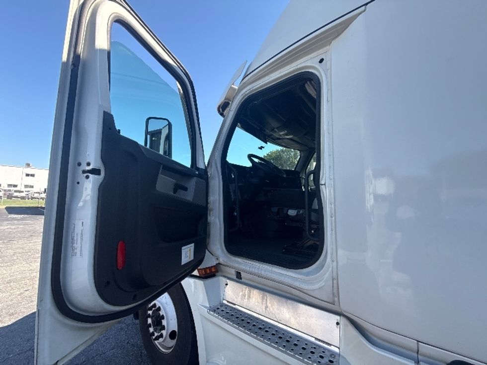 Sleeper Tractor-Heavy Duty Tractors-Freightliner-2021-T12664ST-Conyers-GA-750,165\n\t\tmiles-$ 45,750 - Image 9