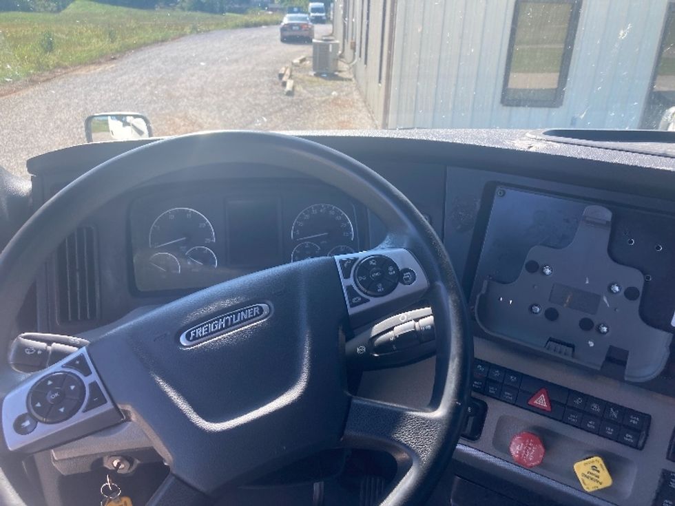 Sleeper Tractor-Heavy Duty Tractors-Freightliner-2021-T12664ST-Corbin-KY-498,344\n\t\tmiles-$ 63,250 - Image 11