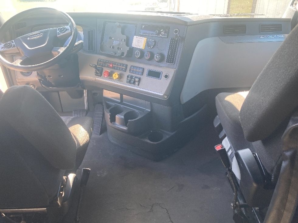 Sleeper Tractor-Heavy Duty Tractors-Freightliner-2021-T12664ST-Corbin-KY-498,344\n\t\tmiles-$ 63,250 - Image 12