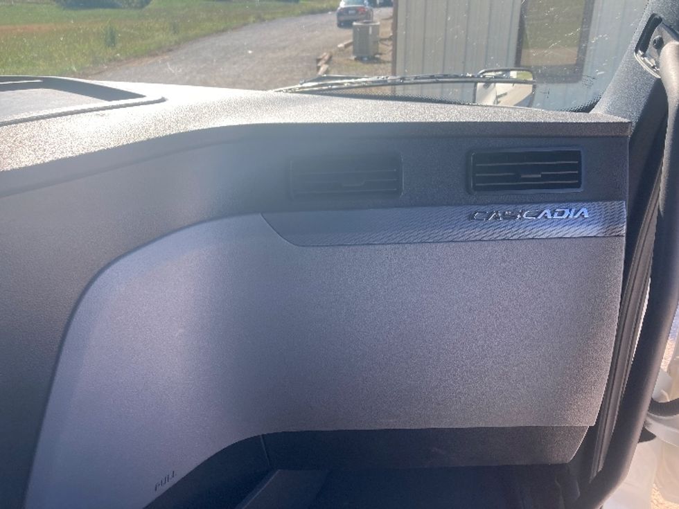 Sleeper Tractor-Heavy Duty Tractors-Freightliner-2021-T12664ST-Corbin-KY-498,344\n\t\tmiles-$ 63,250 - Image 14