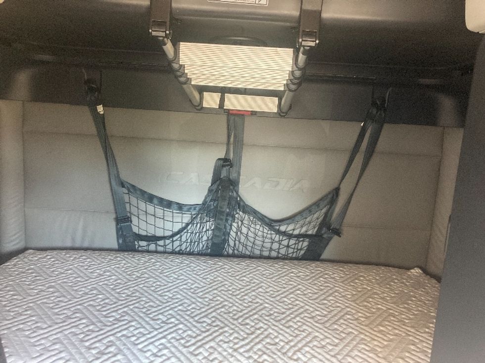 Sleeper Tractor-Heavy Duty Tractors-Freightliner-2021-T12664ST-Corbin-KY-498,344\n\t\tmiles-$ 63,250 - Image 16