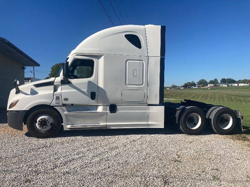 Sleeper Tractor-Heavy Duty Tractors-Freightliner-2021-T12664ST-Corbin-KY-498,344\n\t\tmiles-$ 63,250 - Image 4