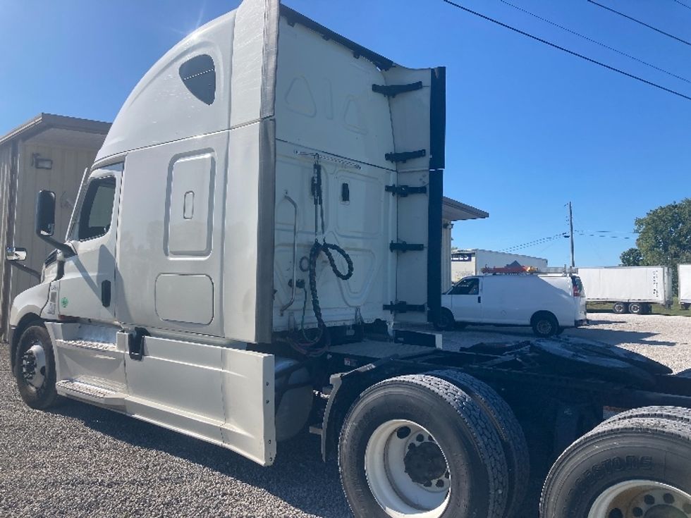 Sleeper Tractor-Heavy Duty Tractors-Freightliner-2021-T12664ST-Corbin-KY-498,344\n\t\tmiles-$ 63,250 - Image 5