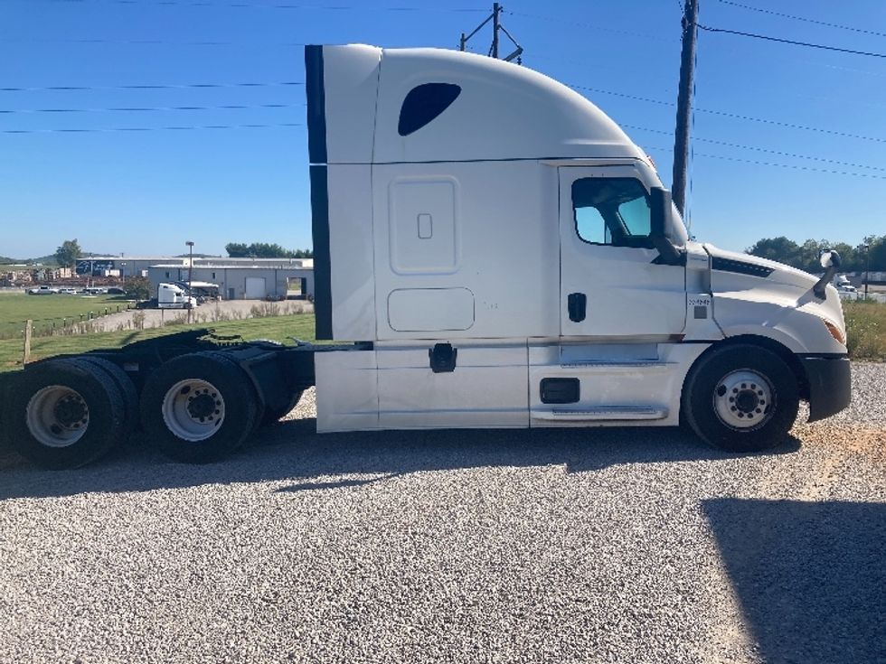 Sleeper Tractor-Heavy Duty Tractors-Freightliner-2021-T12664ST-Corbin-KY-498,344\n\t\tmiles-$ 63,250 - Image 8