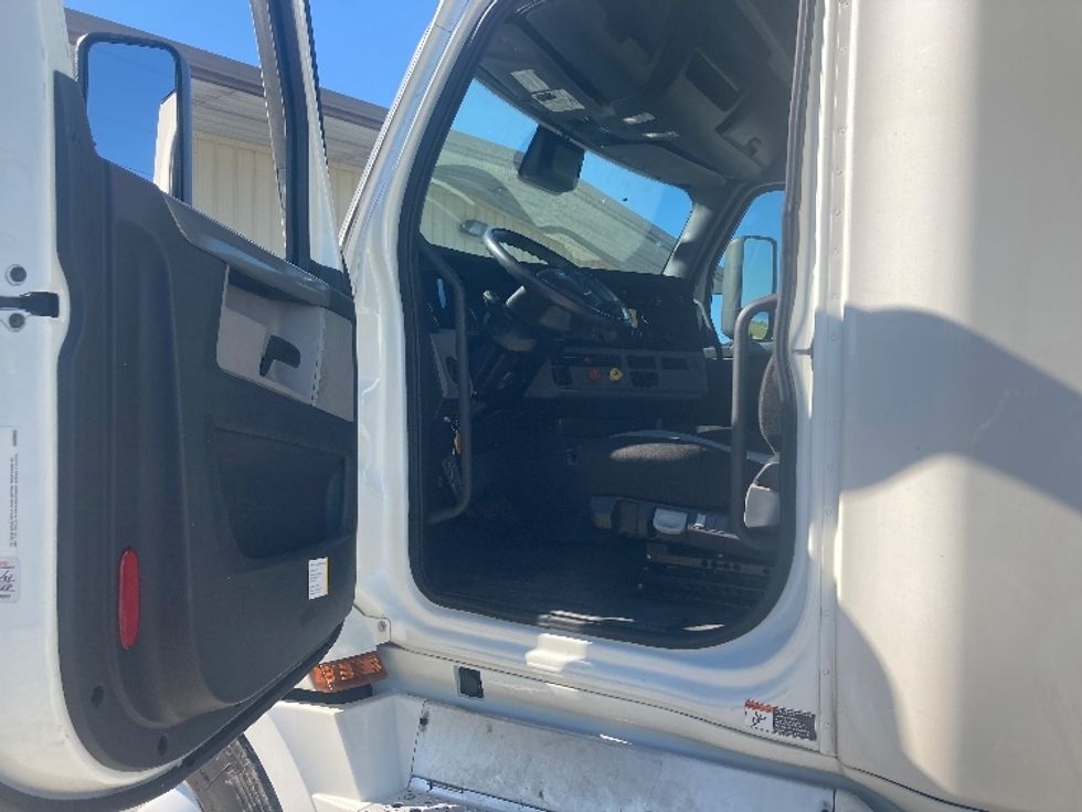 Sleeper Tractor-Heavy Duty Tractors-Freightliner-2021-T12664ST-Corbin-KY-498,344\n\t\tmiles-$ 63,250 - Image 9