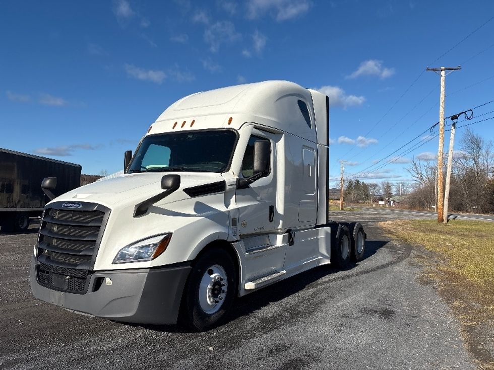Sleeper Tractor-Heavy Duty Tractors-Freightliner-2021-T12664ST-Coxsackie-NY-595,206\n\t\tmiles-$ 54,000 - Image 1