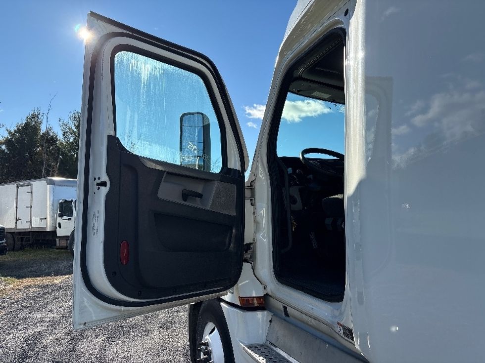 Sleeper Tractor-Heavy Duty Tractors-Freightliner-2021-T12664ST-Coxsackie-NY-595,206\n\t\tmiles-$ 54,000 - Image 10