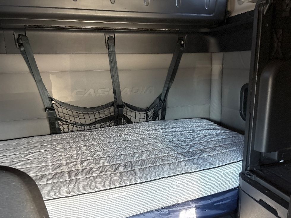 Sleeper Tractor-Heavy Duty Tractors-Freightliner-2021-T12664ST-Coxsackie-NY-595,206\n\t\tmiles-$ 54,000 - Image 13