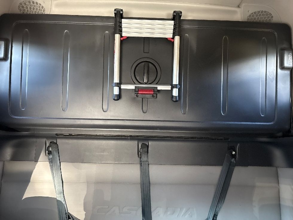 Sleeper Tractor-Heavy Duty Tractors-Freightliner-2021-T12664ST-Coxsackie-NY-595,206\n\t\tmiles-$ 54,000 - Image 16