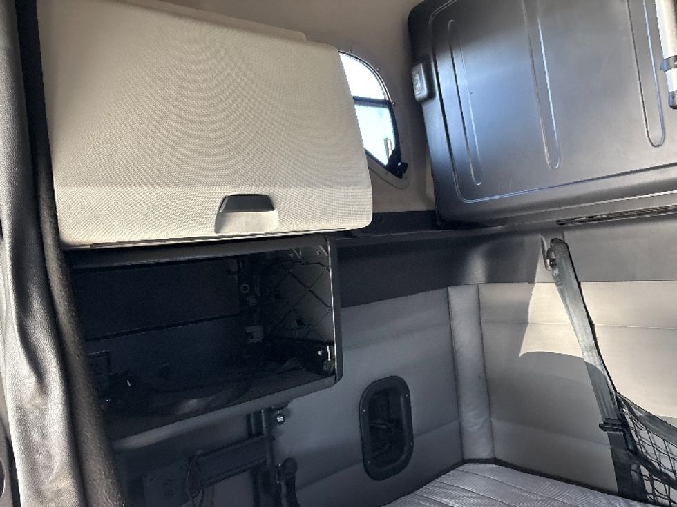 Sleeper Tractor-Heavy Duty Tractors-Freightliner-2021-T12664ST-Coxsackie-NY-595,206\n\t\tmiles-$ 54,000 - Image 17