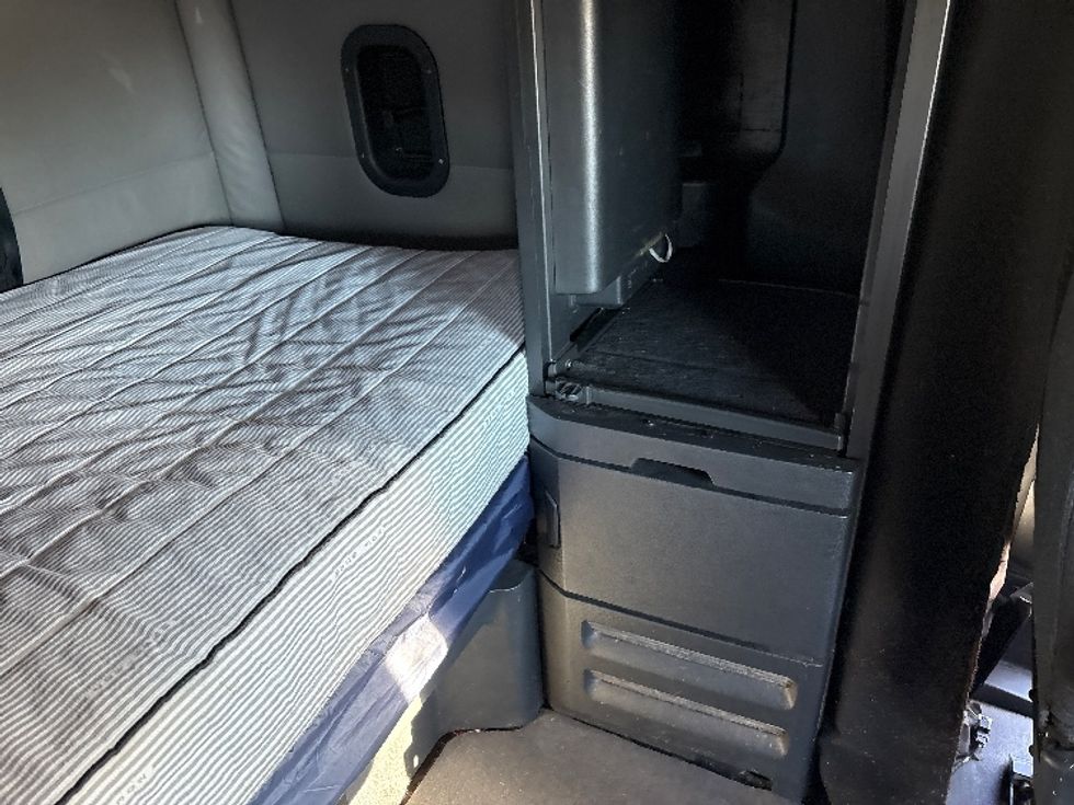 Sleeper Tractor-Heavy Duty Tractors-Freightliner-2021-T12664ST-Coxsackie-NY-595,206\n\t\tmiles-$ 54,000 - Image 19