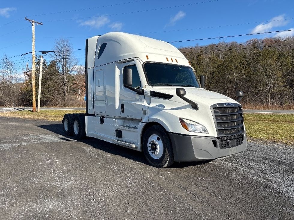 Sleeper Tractor-Heavy Duty Tractors-Freightliner-2021-T12664ST-Coxsackie-NY-595,206\n\t\tmiles-$ 54,000 - Image 2