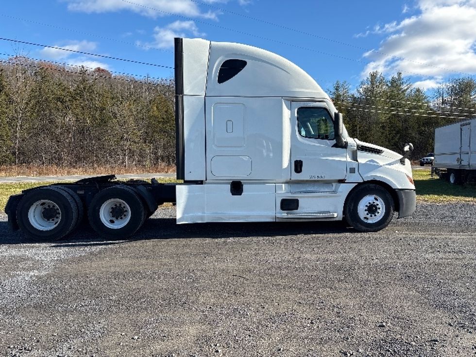 Sleeper Tractor-Heavy Duty Tractors-Freightliner-2021-T12664ST-Coxsackie-NY-595,206\n\t\tmiles-$ 54,000 - Image 4