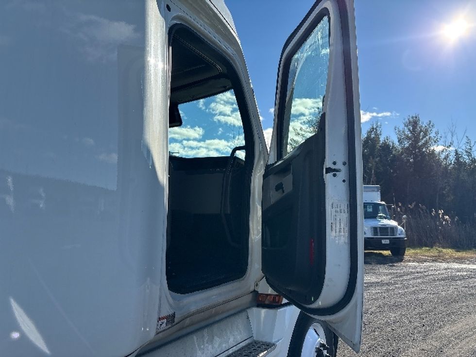 Sleeper Tractor-Heavy Duty Tractors-Freightliner-2021-T12664ST-Coxsackie-NY-595,206\n\t\tmiles-$ 54,000 - Image 8